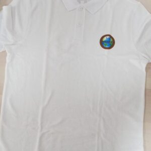 Polo blanco con el logo de Isokan