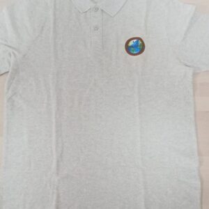 Polo gris con el logo de Isokan