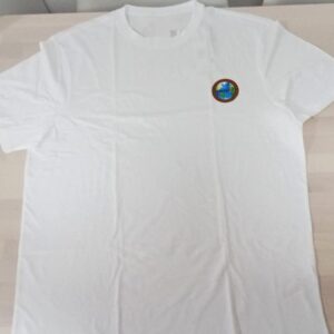 Camiseta blanca con el logo de Isokan